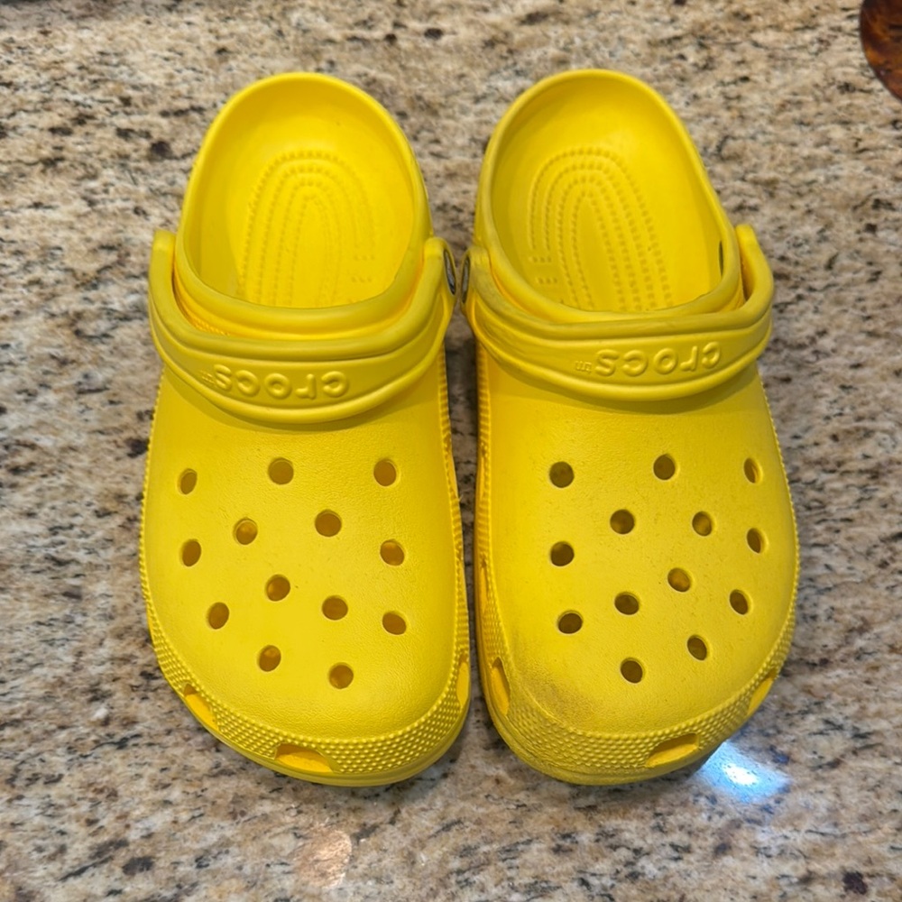 CROCS Yellow Sandals with Ventilation and Pivoting Heel Strap